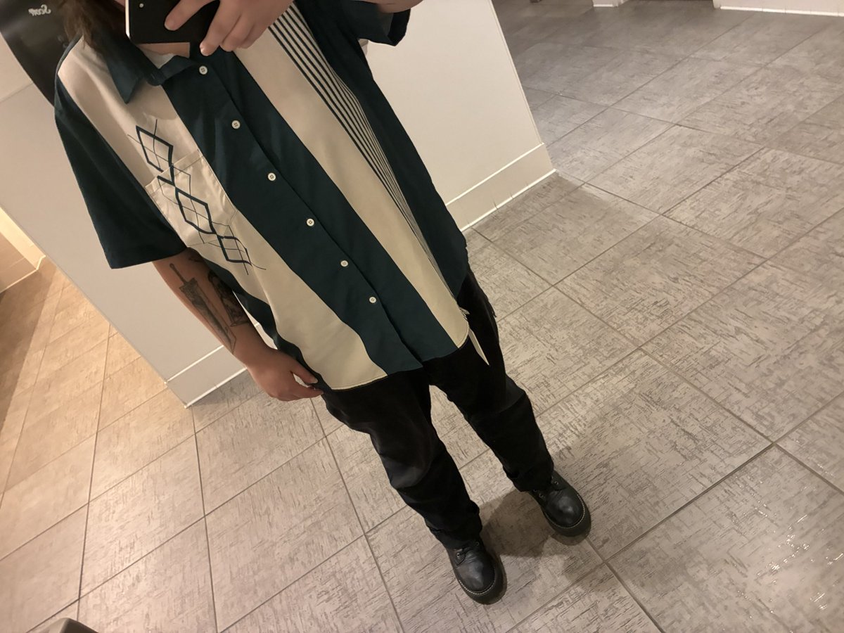 bjorkch0p's tweet photo. i got humbled earlier when i saw a reel from Hot Ones where Guy Fieri’s son had to dress like him and the shirt they brought out was the exact same shirt i had on but in blue https://t.co/TYADLD1t5w