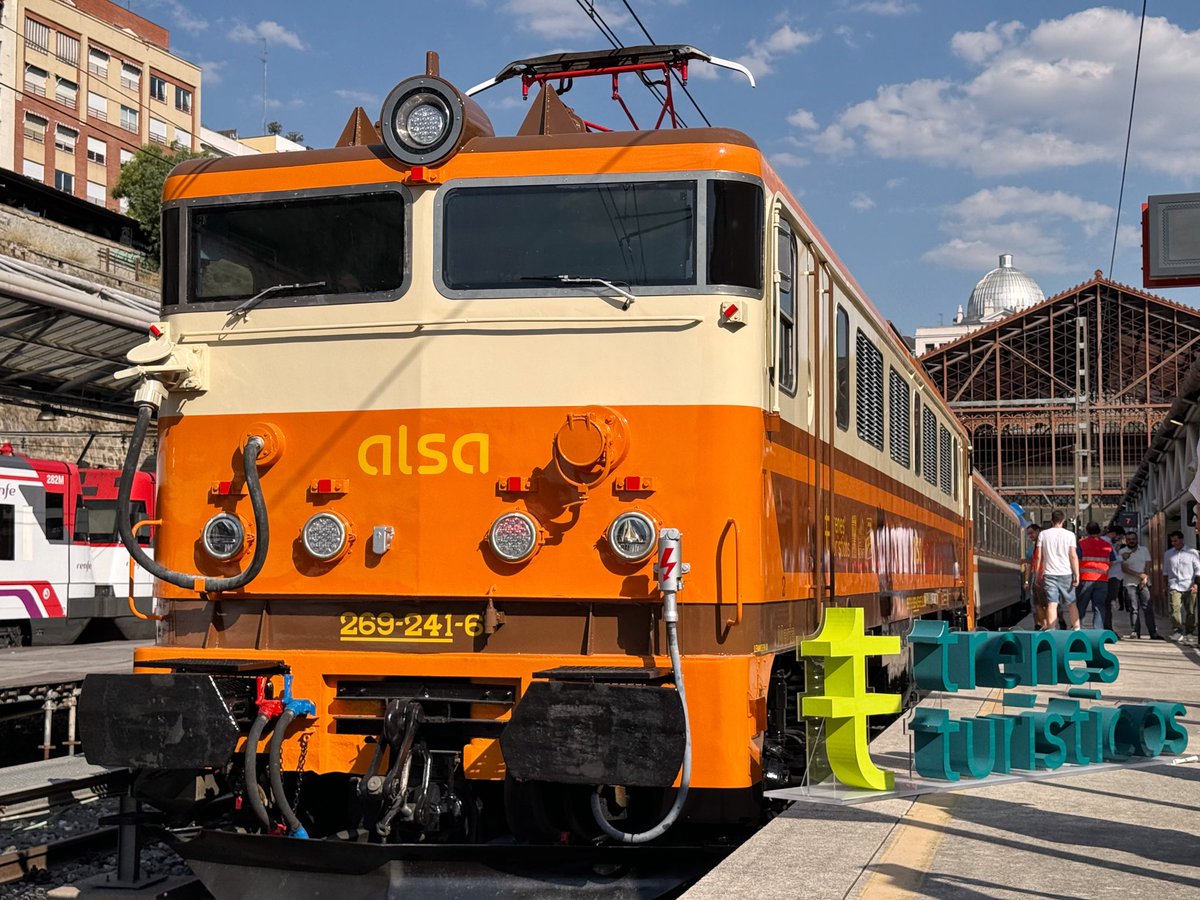AAFMadrid's tweet photo. 🚂🌟🤩 Hoy ha tenido lugar un evento muy especial en la antigua estación del Norte de Madrid…

Y es que nos hemos reunido @azaft_trenazul, MUFERGA, @alsa_autobuses y nosotros para presentar el nuevo vestido de Marta, una de las “Japonesas” del parque de la empresa ferroviaria https://t.co/ssKiyHOgA4