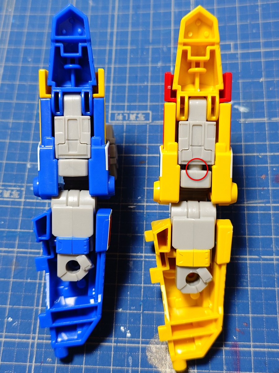 omen_rider232's tweet photo. セイントドラゴンの足が分解しまくるので検分してたらコレ説明書通りだとイマイチな感じか。

ブルーの方はセイントブラスターの組み方。
前後逆にしてるだけなんだけど、当時品と違って増えた関節が引っ掛かっている。

セイントブラスター状態から丸ごと前後入れ替えるのが良さそう。 https://t.co/Vmqq8scKnI