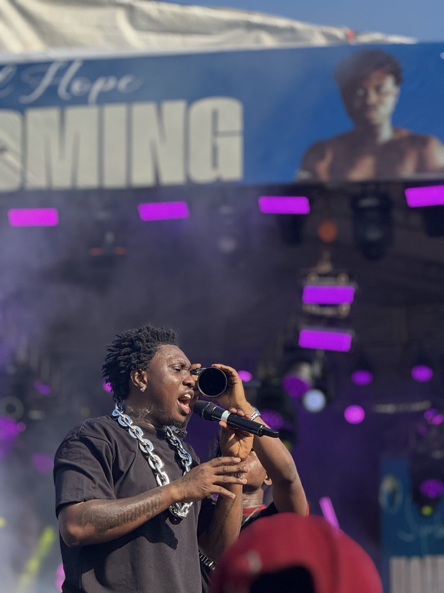 Zanku_updates's tweet photo. One microphone, a thousand voices🔥🔥 https://t.co/sb6IHotMWc