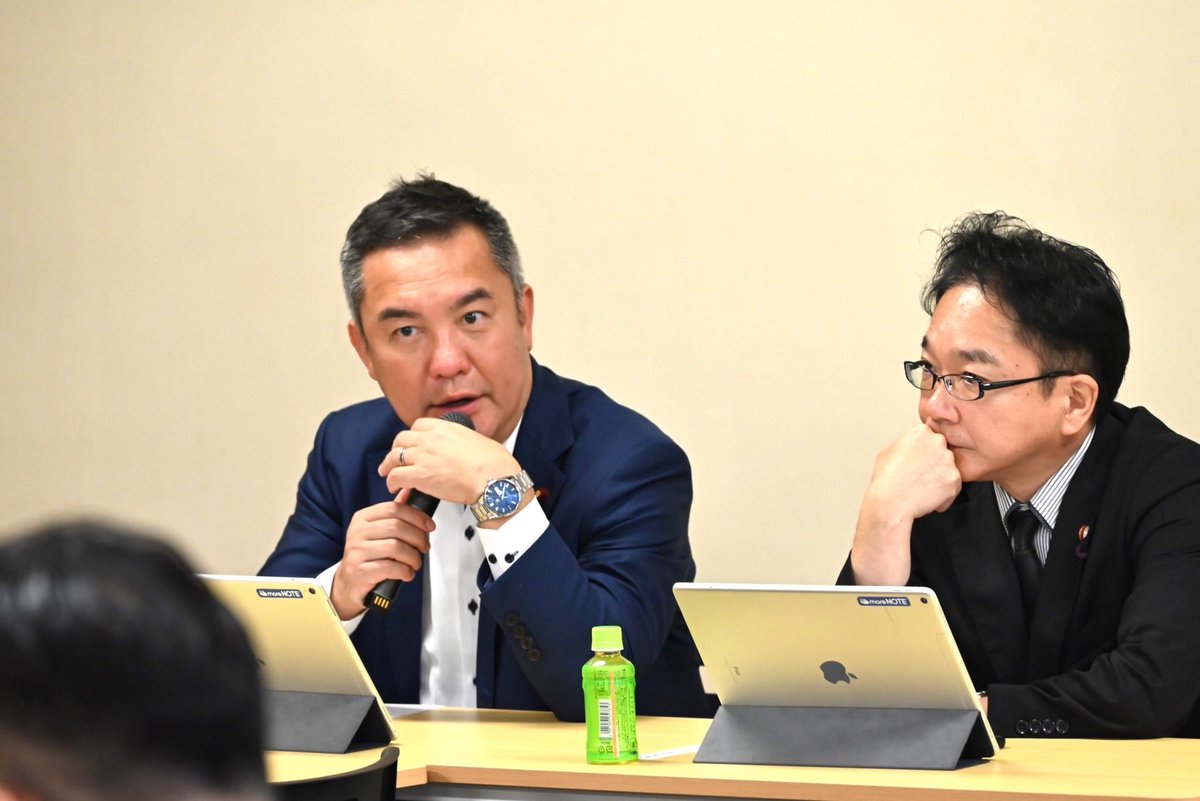 eikeisuzuki's tweet photo. 先日登壇した産経新聞主催の防衛産業シンポジウムの模様を紙面で大きく取り上げていただきました。ぜひご覧ください。
１日は、政調全体会議で骨太の方針の議論。３時間の熱い議論が展開されました。トップバッターで総務部会長・デジタル社会推進本部事務局長として発言の機会。地方財政、官公需の価格転嫁、情報通信分野の投資・人材確保などについて述べました。その直前に総務部会を開催し、みんなで作戦会議。

この日は、地域未来議員連盟の設立総会。幹事を拝命しました。地域未来戦略を中心に、しっかり取り組んでまいります。

また、事務局長をつとめるデジタル社会推進本部と関係会議の合同会議で、第２期ＡＩ基本計画案について審議。司会進行。多くの意見も出て、修正含めて一任。

夕方は、自民党離島・半島振興小委員会事務局長として、離島地域の市町村長が集まる離島振興懇談会に出席。ご挨拶をさせていただきました。

午前中は、衆議院地域活性化・こども政策・デジタル社会形成に関する特別委員会で、いわゆる副首都法案の提出者として審議等に対応。

https://t.co/HvNoU8xAHO