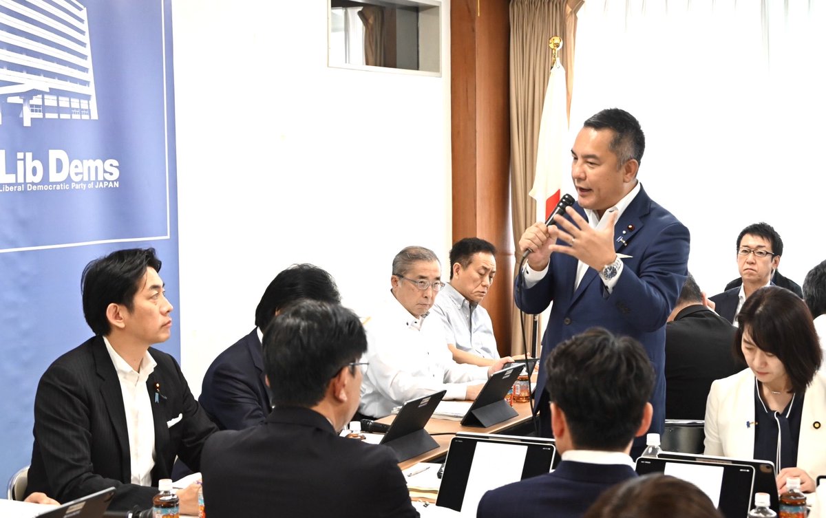 eikeisuzuki's tweet photo. 先日登壇した産経新聞主催の防衛産業シンポジウムの模様を紙面で大きく取り上げていただきました。ぜひご覧ください。
１日は、政調全体会議で骨太の方針の議論。３時間の熱い議論が展開されました。トップバッターで総務部会長・デジタル社会推進本部事務局長として発言の機会。地方財政、官公需の価格転嫁、情報通信分野の投資・人材確保などについて述べました。その直前に総務部会を開催し、みんなで作戦会議。

この日は、地域未来議員連盟の設立総会。幹事を拝命しました。地域未来戦略を中心に、しっかり取り組んでまいります。

また、事務局長をつとめるデジタル社会推進本部と関係会議の合同会議で、第２期ＡＩ基本計画案について審議。司会進行。多くの意見も出て、修正含めて一任。

夕方は、自民党離島・半島振興小委員会事務局長として、離島地域の市町村長が集まる離島振興懇談会に出席。ご挨拶をさせていただきました。

午前中は、衆議院地域活性化・こども政策・デジタル社会形成に関する特別委員会で、いわゆる副首都法案の提出者として審議等に対応。

https://t.co/HvNoU8xAHO