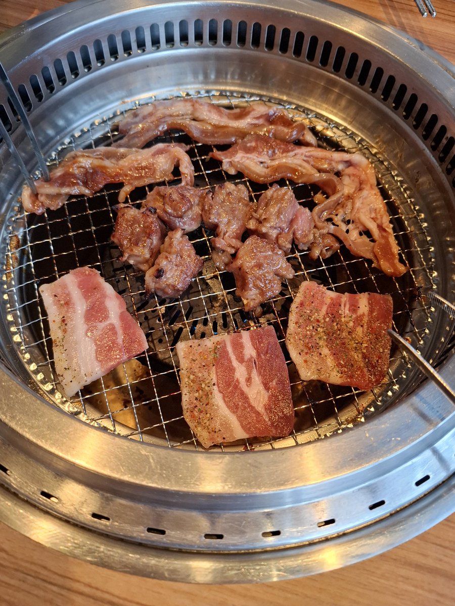 marugolfblog's tweet photo. 皆さん、おはようございます☀️

先日の参観日の時に奥さんとランチデートしてきました🎵

昼から焼肉🍖&amp;ビール🍺⤴️
なんて贅沢な時間😆⤴️
しかも奥さんと2人きりのデートも久々です💡

昔はこれが普通でしたが、結婚して子供ができて、当たり前ですが生活スタイルはだいぶ変わりました💡

幸せですが🎵 https://t.co/KEXhKjOen7
