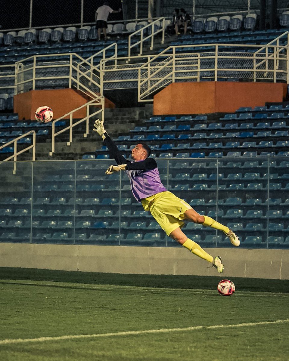 GaloNaBase's tweet photo. Aquecimento concluído! Agora é foco total na decisão, #Crias! 👊🐔
#CampeonatoBrasileiroSerieB #Sub20 #CSCxCAM https://t.co/fG9KBtMDeN