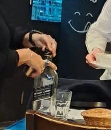 riverafrutos's tweet photo. Para ellos descuentos de U$S 25 mil dólares en camionetas y whisky etiqueta Negra, para vos aumento de impuestos, combustibles, a las compras web y la mar en coche.

País roto. Fin. https://t.co/myDSA97awM
