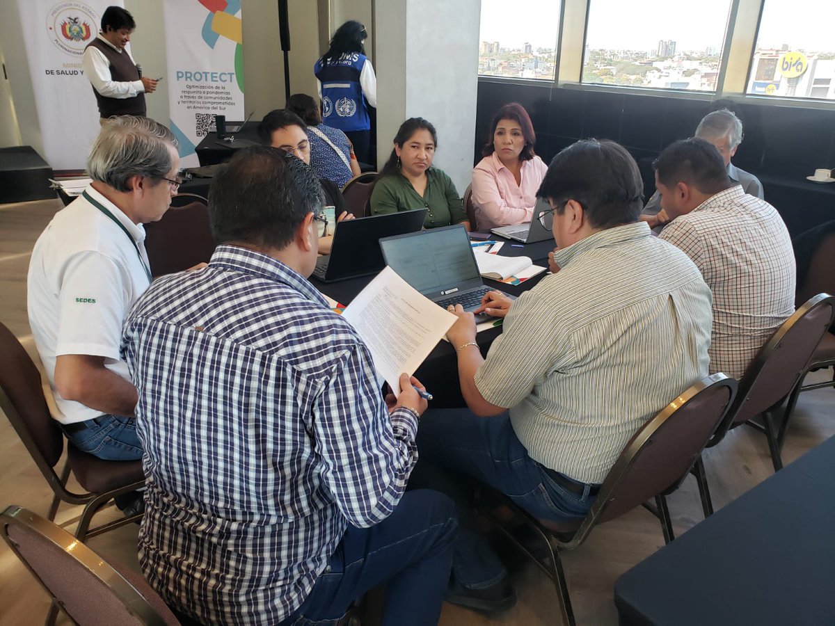 SaludDeportesBo's tweet photo. El Ministerio de #Salud y Deportes, con apoyo técnico de la @OPSOMSBolivia, desarrolla el curso-taller “Modernización de la Vigilancia Epidemiológica” para fortalecer la detección temprana y la respuesta oportuna ante brotes y #epidemias. 

#SaludBolivia https://t.co/P6q4OX0jUc