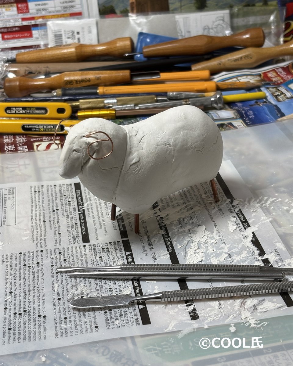 COOL90604977's tweet photo. 小さな動物のオブジェ「Mini Animal Objet」シリーズ
来年の干支が「未(ひつじ)」なので 「羊」も作ることにしました。
まず発泡スチロールを心材にして、大まかに粘土の盛り付けから・・・
#sheep #羊 #ヒツジ
#MiniAnimalObjet https://t.co/rMFVhodOPg