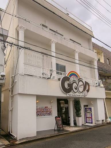 gorilla_buzz7's tweet photo. 【胸糞】神戸の風俗店で起きた「人気嬢と太客の刺殺事件」、裏事情がエグすぎて言葉を失うレベルだわ…。
夜職に関わってる人間はマジで全員知っておいた方がいい。事件の闇深いポイントがこれ。

​①被害者の嬢はグランプリ常連の超人気嬢。3月に念願の飲食店をオープンし、風俗はそろそろ引退予定だった。

②犯人の客（33）は不動産業の金持ち。1枠120分を1日に3枠買い占めたりする、通称エースニキと呼ばれる太客。

③男の正体は超メンヘラ。過去に「駅での出待ちトラブル」を起こしたが、金払いがいい太客ゆえに店側は出禁にせず。

④事件前日、男は「40万払うから一晩一緒に過ごして」と異常な要求。嬢は困り果てていた。

⑤嬢の引退がチラついて焦ったのか、男が嬢をメッタ刺しにして自分も自刃する最悪の結末へ。

​太客だからで出禁を渋った結果がこれ。
金持ってるメンヘラほどタチ悪いものはない。夜職の女の子たち、マジで自衛してくれ…。