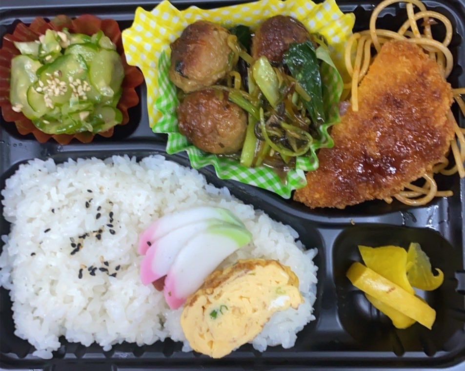 isaodoo's tweet photo. おはようございます！🌞
熊本県南関町にある功堂です。

本日のお弁当🍱
きゅうりとひきわり納豆、鶏肉団子と小松菜の甘酢餡、コロッケ

本日も宜しくお願いします🙇
 #南関町 #熊本 #ランチ #お昼ごはん #お弁当 https://t.co/RN61AIGOfr