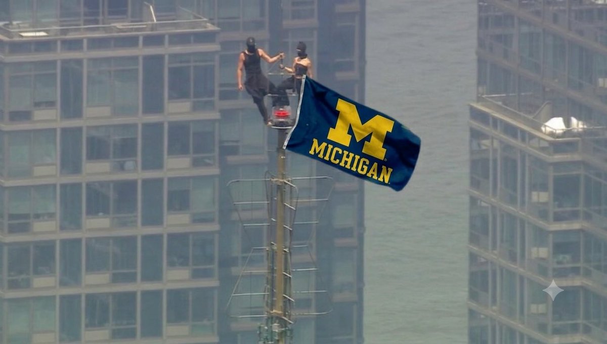 BarstoolUofM's tweet photo. Spotted on top of the Empire State Building earlier today: https://t.co/oToLv7ZmDZ