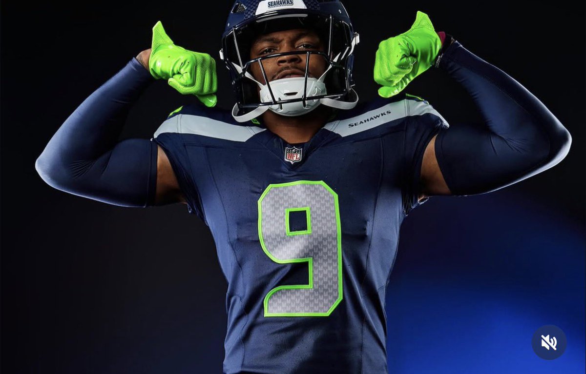 12ASONE24's tweet photo. Fresh look at Bud Clark in his Seahawks uniform 

Via: Bud’s IG https://t.co/irFALcHdMY