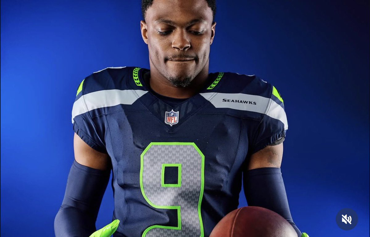12ASONE24's tweet photo. Fresh look at Bud Clark in his Seahawks uniform 

Via: Bud’s IG https://t.co/irFALcHdMY