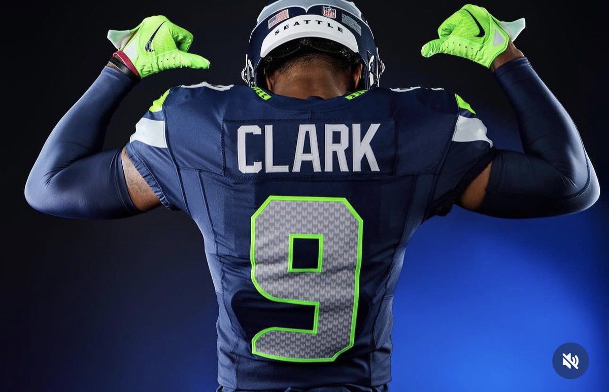 12ASONE24's tweet photo. Fresh look at Bud Clark in his Seahawks uniform 

Via: Bud’s IG https://t.co/irFALcHdMY