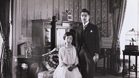 knightma310's tweet photo. 昭和天皇は結婚当初から一貫して香淳皇后と仲が良かったが

皇后が生理の時や、風邪をひいた時は

「けがれを避ける」という風習から、家庭内別居を強いられた。

そうすると夫婦水いらずの時間が丸々空いてしまうため

暇つぶしで子どもの所に行って遊び相手をしていることになる。

ところが、そこにちょっと気になる女官さん（超美人）ができた…

でも昭和天皇って自分を偽ることなんてしない。

女の勘のはたらく香淳皇后にすぐバレてしまった。

どこかの猛妻のように

「あんた何他の女に色目を使ってるのよ！？」とビンタをかます…ことはなく

チラッ、チラッと目で牽制。

女官さんたちは「皇后さまがこれでは、お上は絶対浮気できないわね」と

裏に回って大笑いしていた(´・ω・｀)