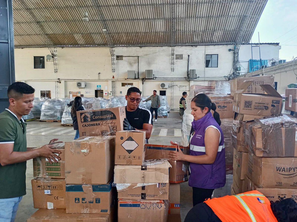 goberazuay's tweet photo. 🇪🇨🫱🏼‍🫲🏽🇻🇪 La solidaridad no conoce fronteras.

Con el esfuerzo de ciudadanos, instituciones públicas y empresas, hoy enviamos 7 toneladas de donaciones a Venezuela, llevando alimentos, productos de primera necesidad, artículos de higiene y medicinas para quienes más lo necesitan. https://t.co/1N2waKjfUW