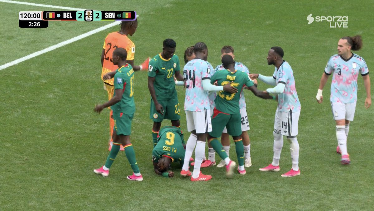 TouchlineX's tweet photo. 🚨 𝗕𝗥𝗘𝗔𝗞𝗜𝗡𝗚: THE SENEGAL PLAYERS ARE TRYING TO RUIN THE PENALTY SPOT! https://t.co/APwi7MbDlE