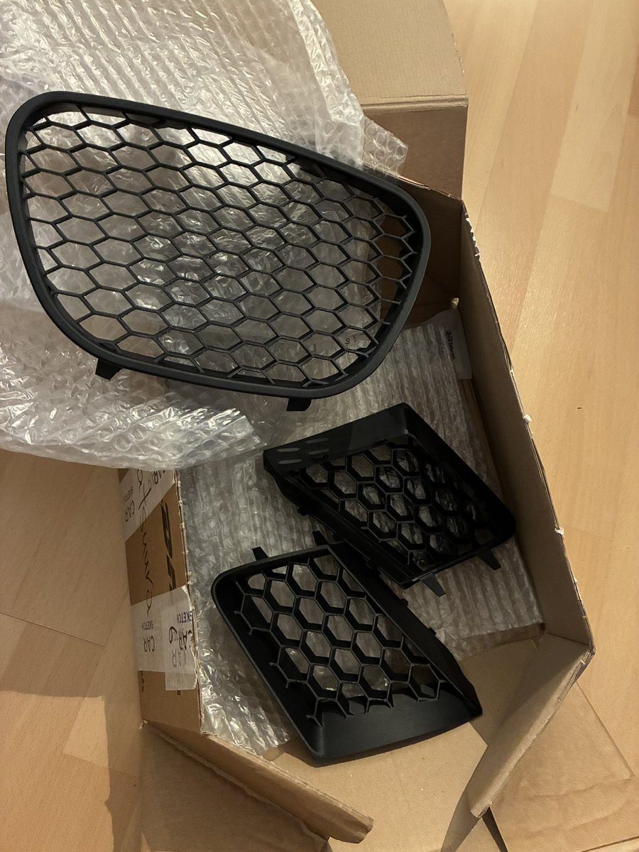 PosYoshiki's tweet photo. グリル届いたけど…. 今付いてる純正のやつの外し方がわからんくて、しかも留め具外そうとしたら両方とも割れてしまって詰んだ🤦🏻‍♂️😭
何か方法を考えなければなりません…. 
なんなら両サイドもはずれない…. https://t.co/H01VsyOYoA