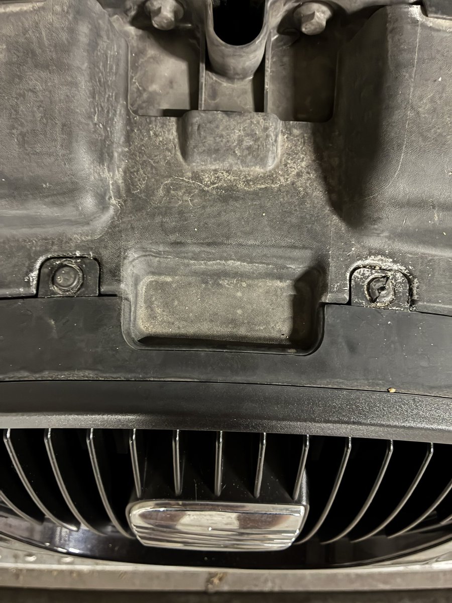 PosYoshiki's tweet photo. グリル届いたけど…. 今付いてる純正のやつの外し方がわからんくて、しかも留め具外そうとしたら両方とも割れてしまって詰んだ🤦🏻‍♂️😭
何か方法を考えなければなりません…. 
なんなら両サイドもはずれない…. https://t.co/H01VsyOYoA