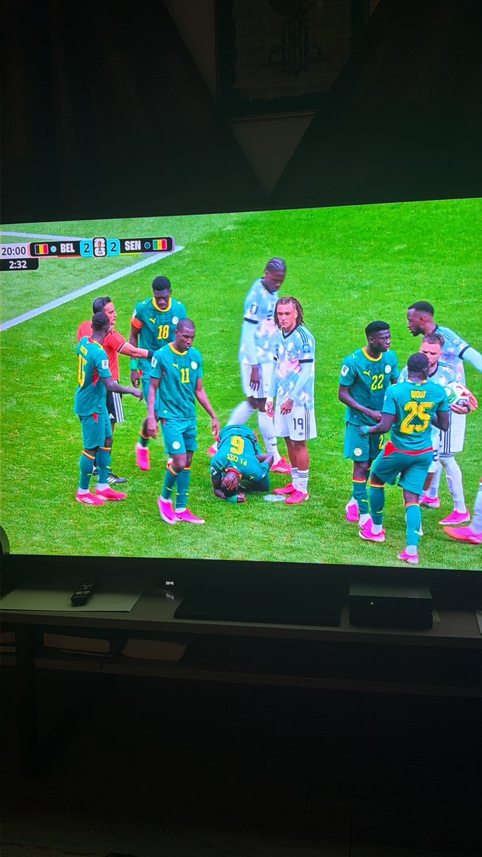mohasba3's tweet photo. Nouvelle technique s’agenouiller devant le point de péno ?😂😂😂 #SENBEL https://t.co/LOdrra8Agk