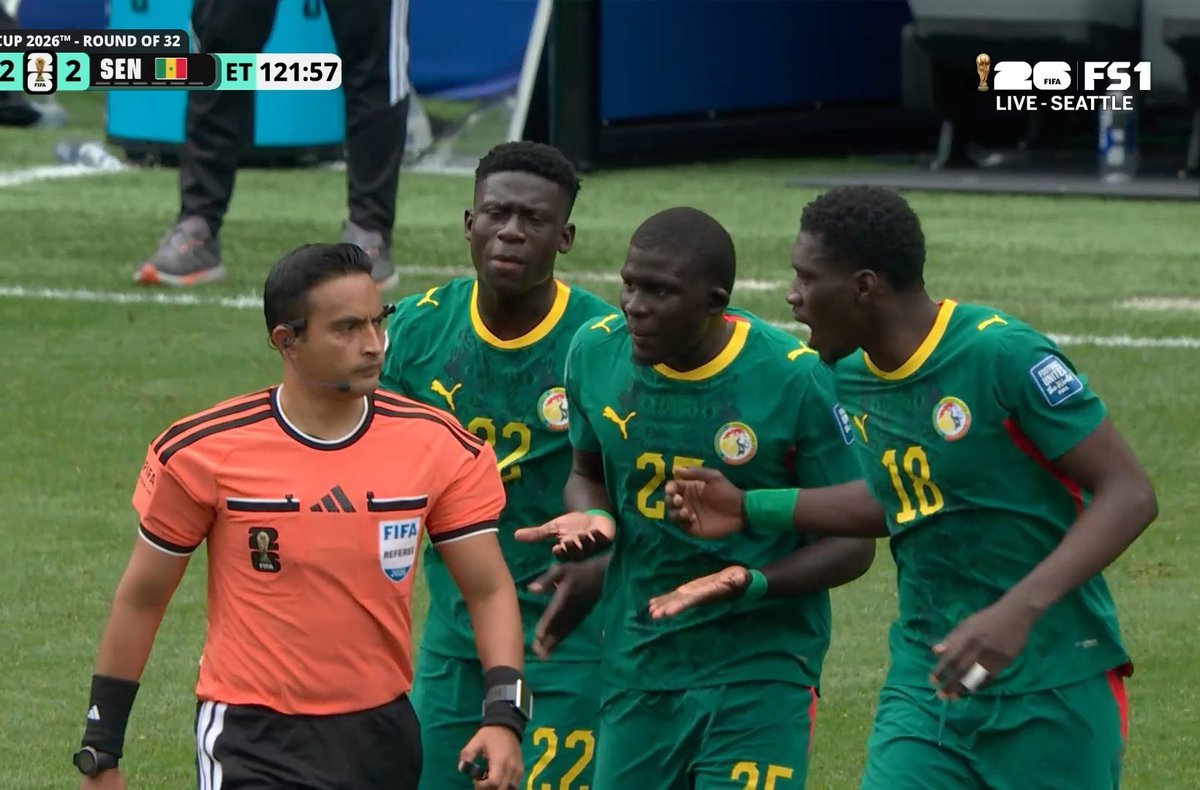 NoodleHairCR7's tweet photo. This World Cup dropped another meme 

😭😭😭😭😭 https://t.co/ABi88mmthU