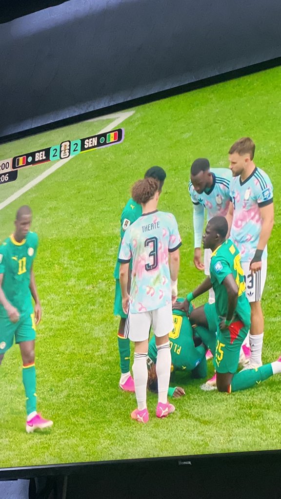 godofflashines's tweet photo. À votre tour de quitter le match. https://t.co/xq5M7EMBeL
