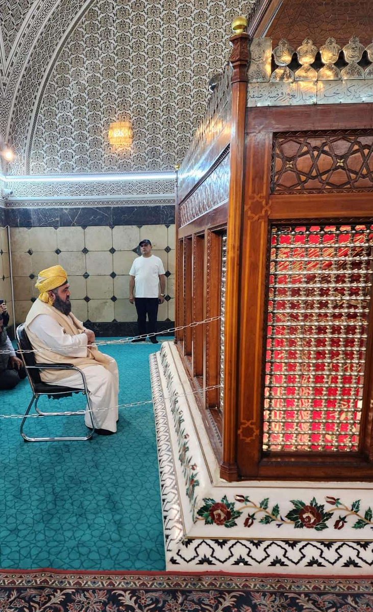 Yunus_EmreAydin's tweet photo. İİmâm ı Ali kerremallahu vechehu Efendimizin mujdesk İmâm ı Câfer i Sâdık Hazretlerinin bendesi ehl i sünnetin bereketi mâm ı Âzâm Ebû Hanife Efendimiz Hazretlerinin ziyaretinde. Kabr i şeriflerindeki nisbet ve bereketi anlatmaya benjm âciz kelâmım kifayet etmez... https://t.co/a6ONI2zR2v