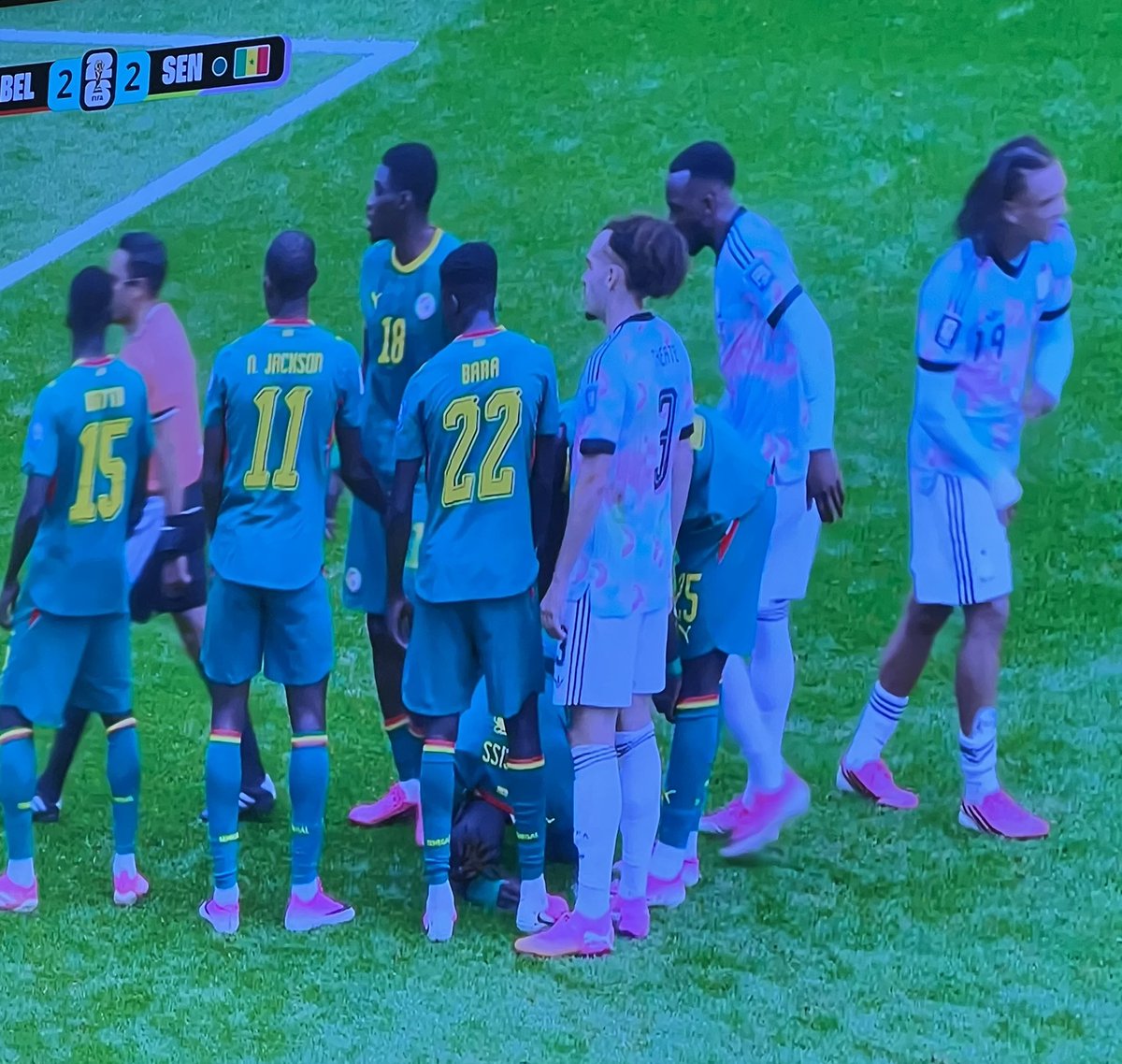 FCB_nenn's tweet photo. Se tiró en el punto de penalti para hacer tiempo e intentar arruinar el césped 
 
Es lo más fútbol africano que vi en mi vida jajwkejdndndnd https://t.co/lrKGLYaaML