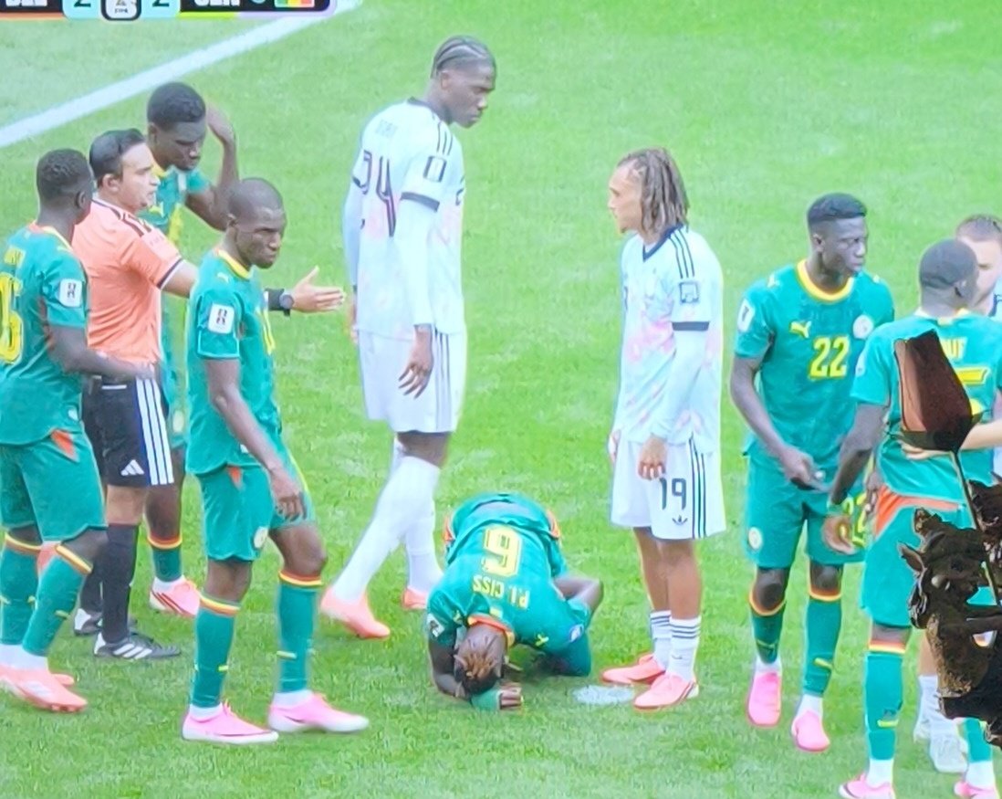 Alikettanii's tweet photo. Pathé Ciss 🇸🇳 fait le mort sur le point de penalty pour empêcher le tir 🤣 https://t.co/JGpIyiNPc3