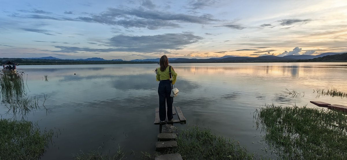 mayte_barba's tweet photo. La palabra infinito es infinita,
la palabra misterio es misteriosa.
Ambas son infinitas, misteriosas.
Sílaba a sílaba intentas convocarlas
sin que una luz anuncie su dominio,
una sombra señale a qué distancia de ellas
está la opacidad en que te mueves. https://t.co/tKv6l9wPB8