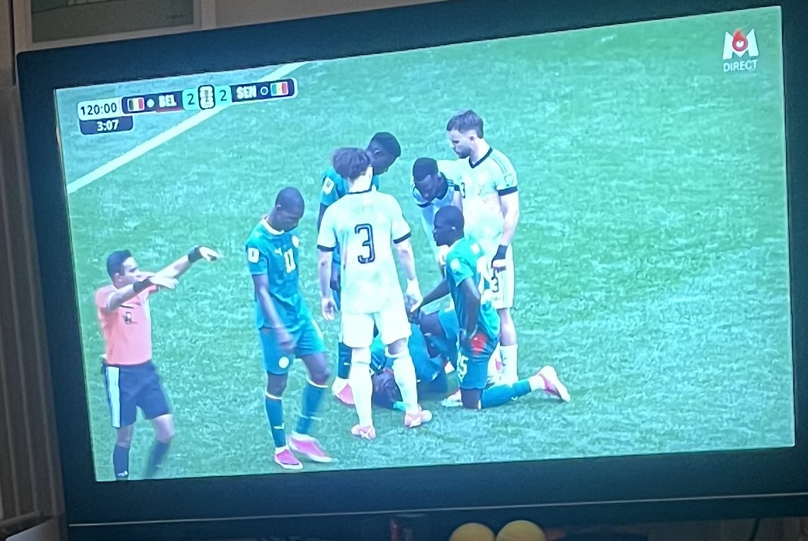 RaymondDomenech's tweet photo. Et si on limitait le nombre de joueurs  dans la surface quand on arbitre à sifflé un penalty . C’est exaspérant ces attroupements . https://t.co/i854zIAhY5