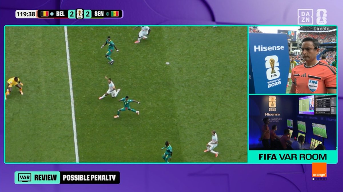 ArchivoVAR's tweet photo. 🖥️💥 Exceso de protagonismo del VAR en el Bélgica - Senegal.

👉🏻 Tielemans mete el pie por delante de la acción de Camara, produciéndose un contacto.

❌ 𝗡𝗢 𝗘𝗦 𝗗𝗘 𝗩𝗔𝗥.

▪️ El belga fuerza por completo dicho contacto, sin que se trate un error claro y manifiesto. https://t.co/RulbOU9biT