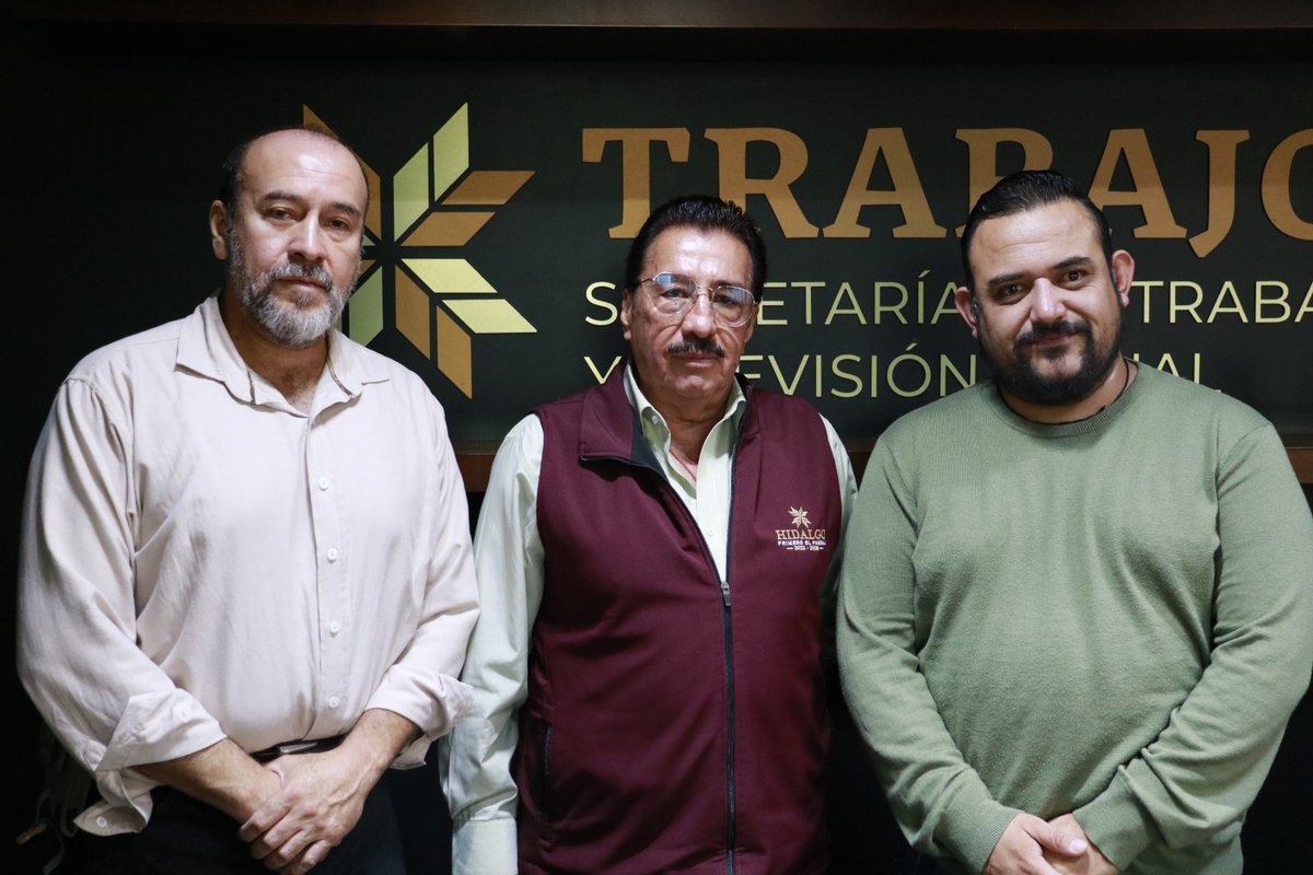 oscar_jgonher's tweet photo. ⭕ Recibí en #AudienciaPública a Luis Martín Andrade Castillo, secretario general del Sindicato Mayoritario de STCECyTE Hidalgo, quien solicitó una asesoría relacionada con la mejora de las condiciones laborales de sus agremiados.
#STPSH #PrimeroElPueblo https://t.co/EdmPskmLvh
