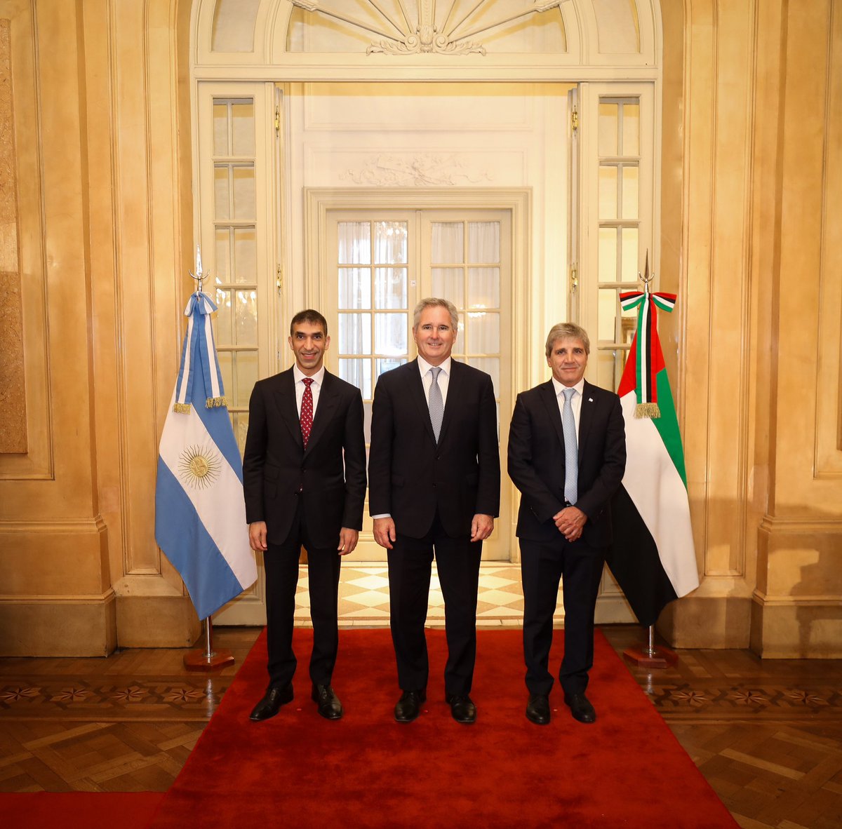 pabloquirno's tweet photo. Junto a  @LuisCaputoAR recibimos al Ministro para el Comercio Exterior de los Emiratos Árabes🇦🇪, S.E. Thani bin Ahmed Al Zeyoudi (@ThaniAlZeyoudi) y a una delegación de empresas emiratíes para una Mesa Empresarial Argentino-Emiratí.

Trabajamos juntos para profundizar los lazos económicos, comerciales y de inversión en sectores estratégicos para la economía argentina: energía, hidrocarburos, infraestructura, logística, minería, agronegocios, tecnología y aviación.