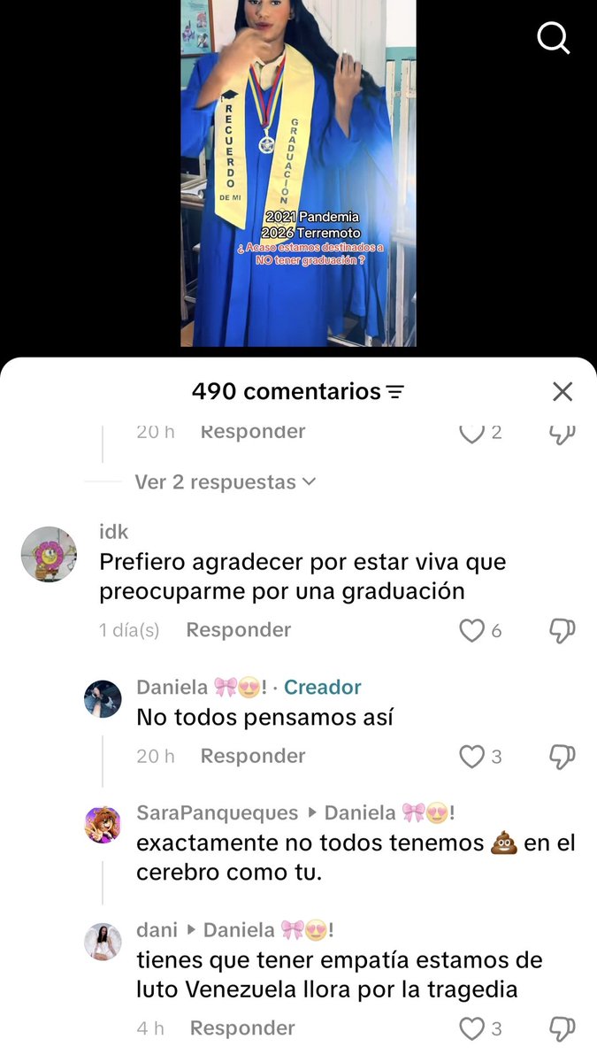 sarahir2305's tweet photo. Cada que veo un bachiller quejandose por no tener fiesta de grado cuando vivimos una CATASTROFE EN VENEZUELA Y CON MILES DE MUERTOS Y GENTE AUN VIVA BAJO ESCOMBROS pierdo neuronas, la empatía se fue alv y lo mas chistoso es que esa fiesta pajuda ni se van a acordar en 1 año. https://t.co/mTa7mIk97l