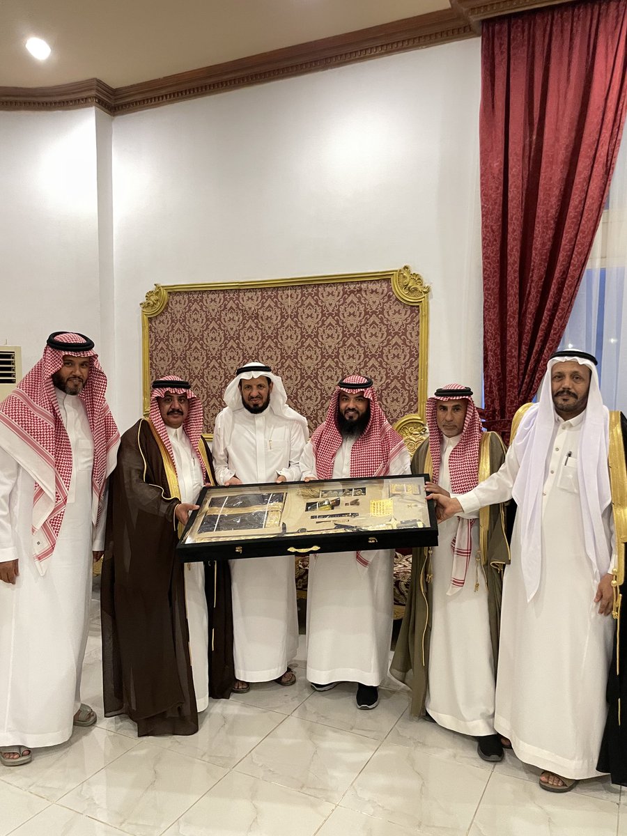 rssh202020's tweet photo. تكريم للدكتور والشاعر عبدالمحسن نجر العتيبي من المؤرخ محمد بن غالي الترجمي والشيخ فاهد ابن زيد العلوي بالمدينة المنورة https://t.co/YTQbahOy7b