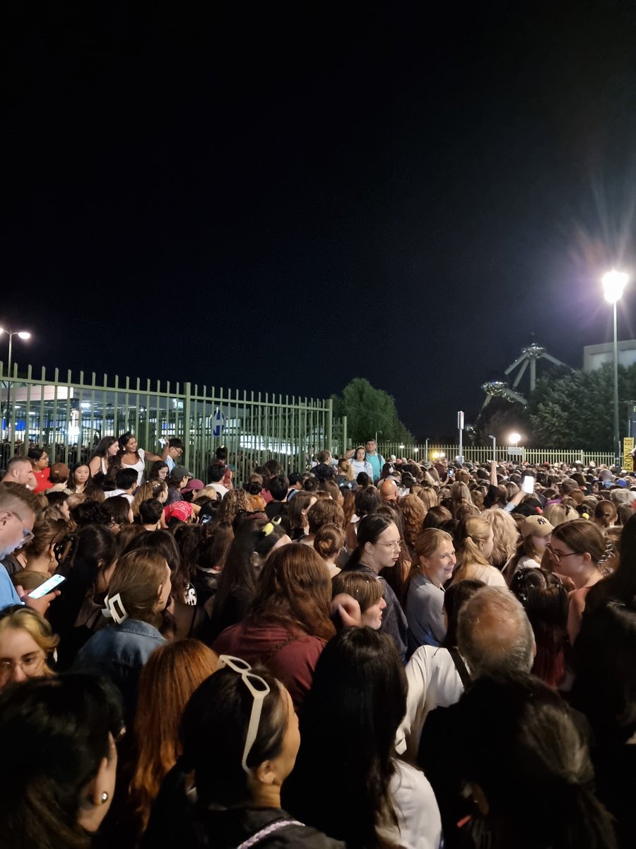 Selina_yoongi's tweet photo. I thought  busan was bad.. now brussels takes the #1 absolutely  NO CROWD CONTROL FOR THE METRO. ENTRANCE https://t.co/DfcZlPRG5r