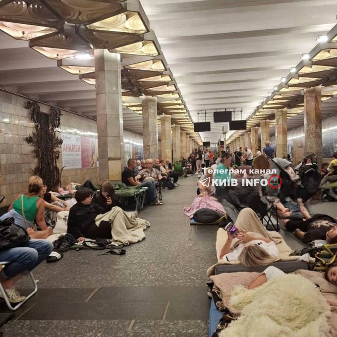Osinttechnical's tweet photo. Ukrainian underground metro stations in Kyiv are packed tonight as residents take shelter from a major Russian air attack. https://t.co/7AcE6F7GRL