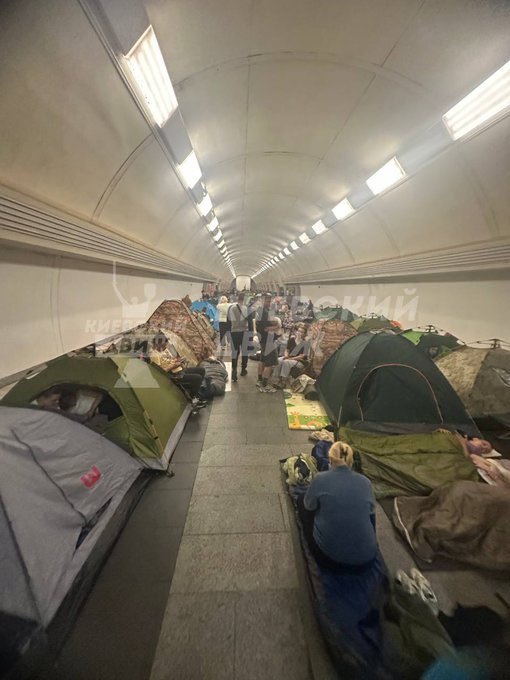 Osinttechnical's tweet photo. Ukrainian underground metro stations in Kyiv are packed tonight as residents take shelter from a major Russian air attack. https://t.co/7AcE6F7GRL