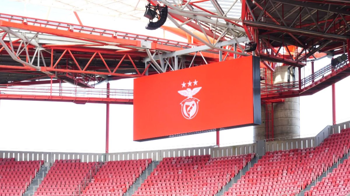 Gabriel_dfj03's tweet photo. @_martiimmm_ Se não é o mesmo estádio arranjaram uma boa cópia https://t.co/c1eWmCPbDf