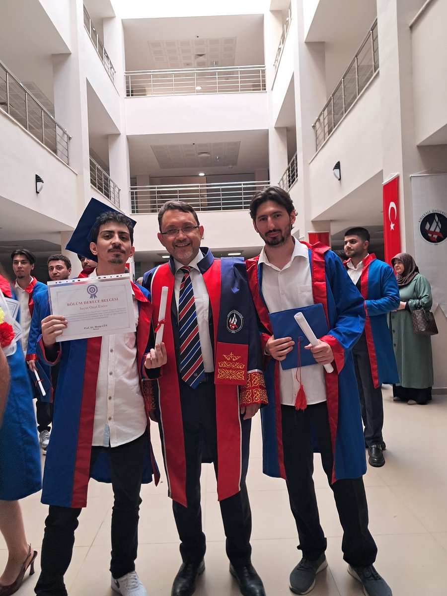 hmunver's tweet photo. Öğrencilerimizin diploma törenindeydik. Bu yıl yaklaşık 100 bilgisayar mühendisi daha Türkiye'ye katkı sağlamak için iş hayatına katıldı. @öne çıkar https://t.co/ZUrNnckLEL