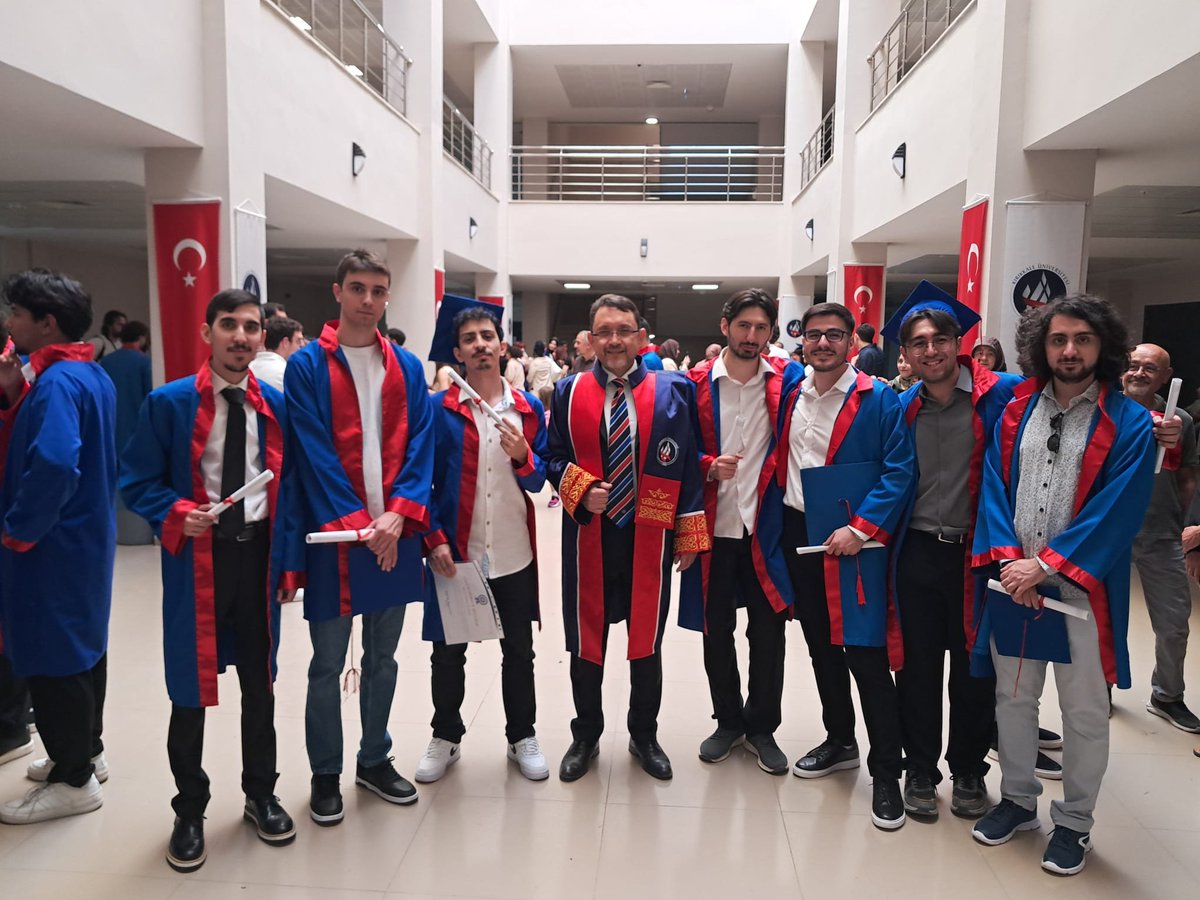 hmunver's tweet photo. Öğrencilerimizin diploma törenindeydik. Bu yıl yaklaşık 100 bilgisayar mühendisi daha Türkiye'ye katkı sağlamak için iş hayatına katıldı. @öne çıkar https://t.co/ZUrNnckLEL
