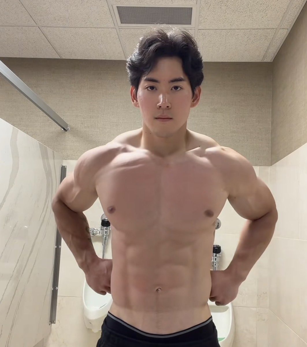 dailyhotdudes's tweet photo. Eric Choi
💪 https://t.co/np5kaez8SK