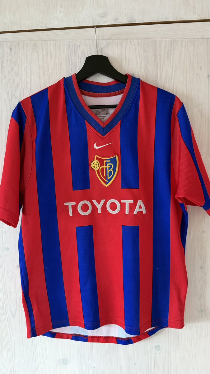 this_is_fcbasel's tweet photo. Fürs Feeling ein paar schöne Trikots :) #rotblaulive https://t.co/3KLpiIhofv