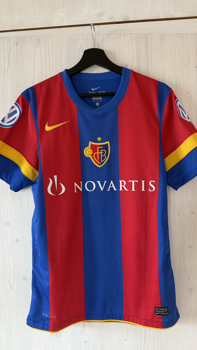 this_is_fcbasel's tweet photo. Fürs Feeling ein paar schöne Trikots :) #rotblaulive https://t.co/3KLpiIhofv