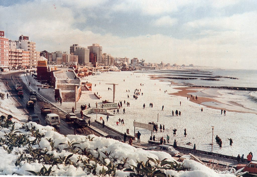 FotosFamiliaMdP's tweet photo. Mar del Plata tras la histórica nevada del 1º de Agosto de 1991. https://t.co/bhO2e6XFPh