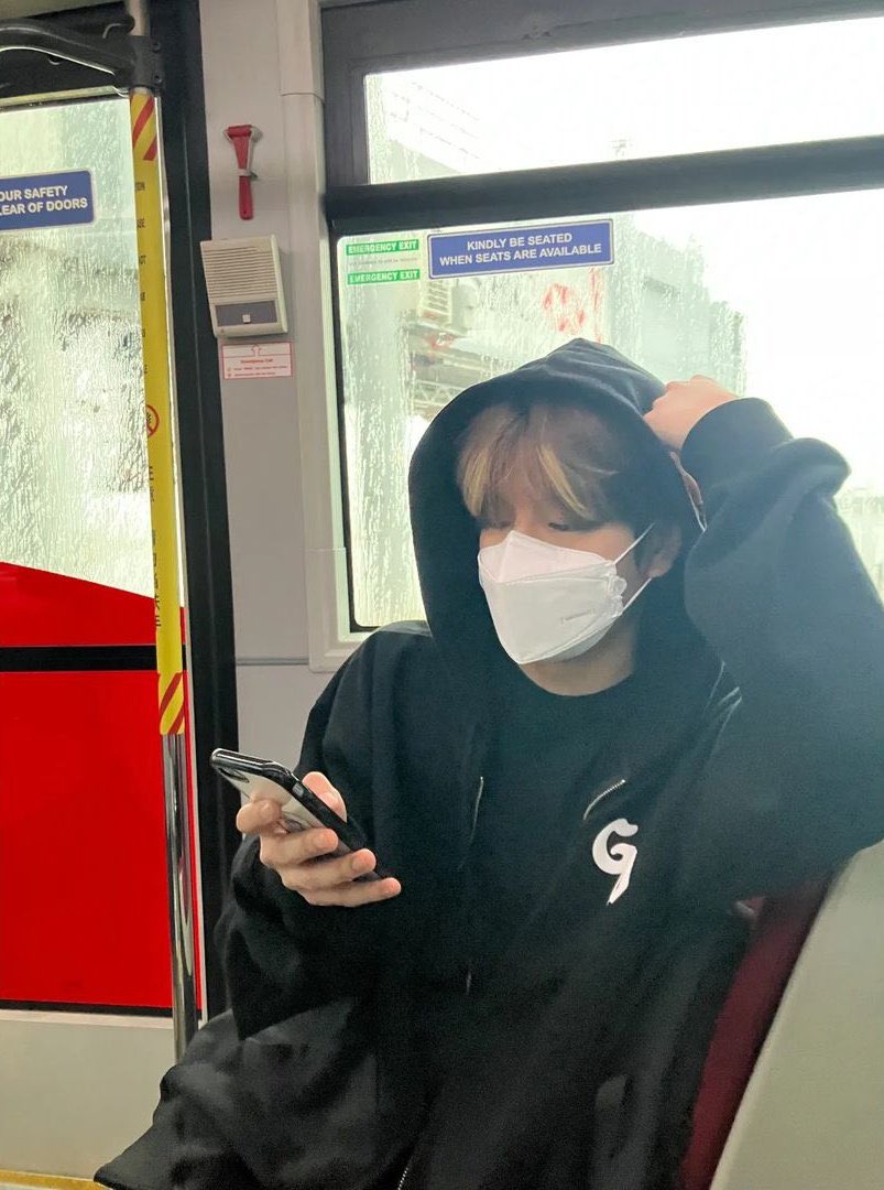 luvksminnie's tweet photo. this is so difficult bc his insta is full of bf pics 💔💔 but i rly like these !! i took them btw just in case u guys werent aware https://t.co/pMZUCg3j4x