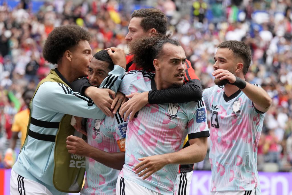 iDiskiTimes's tweet photo. 𝗕𝗘𝗟𝗚𝗜𝗨𝗠 𝗕𝗥𝗘𝗔𝗞 𝗦𝗘𝗡𝗘𝗚𝗔𝗟 𝗛𝗘𝗔𝗥𝗧𝗦 

Belgium came from two goals down to beat Senegal 3-2 in extra-time thanks to a contentious penalty in the 125th minute.

Youri Tielemans netted the penalty, which became the latest goal ever scored at the World Cup.

#FIFAWorldCup