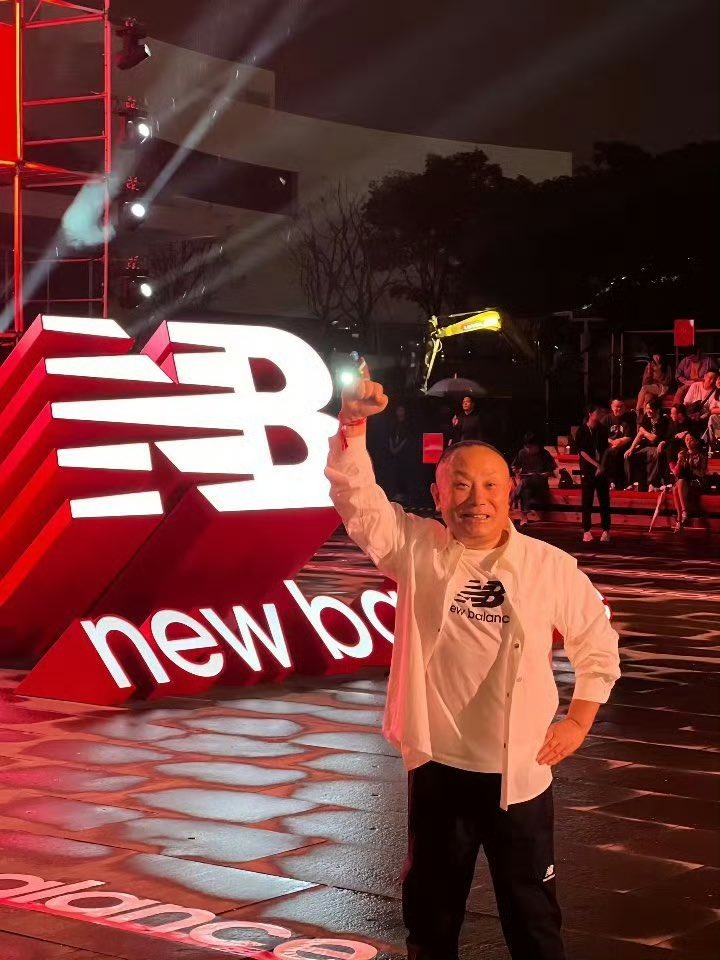 cuichenghao's tweet photo. 7月1日，网传西安赛格国际购物中心发生一起人员坠楼事件，坠楼者是该商场的运动品牌商户老板。因为商场活动的满减政策，被商场罚款1100多万，导致资金链断裂。网传该商户旗下在陕西全域有400家门店，年营业额8.5亿元，却因赛格主力店遭受巨额罚款，掏空所有积蓄仍官司缠身，无奈选择了轻生解脱。 https://t.co/qb0MmjtNPv