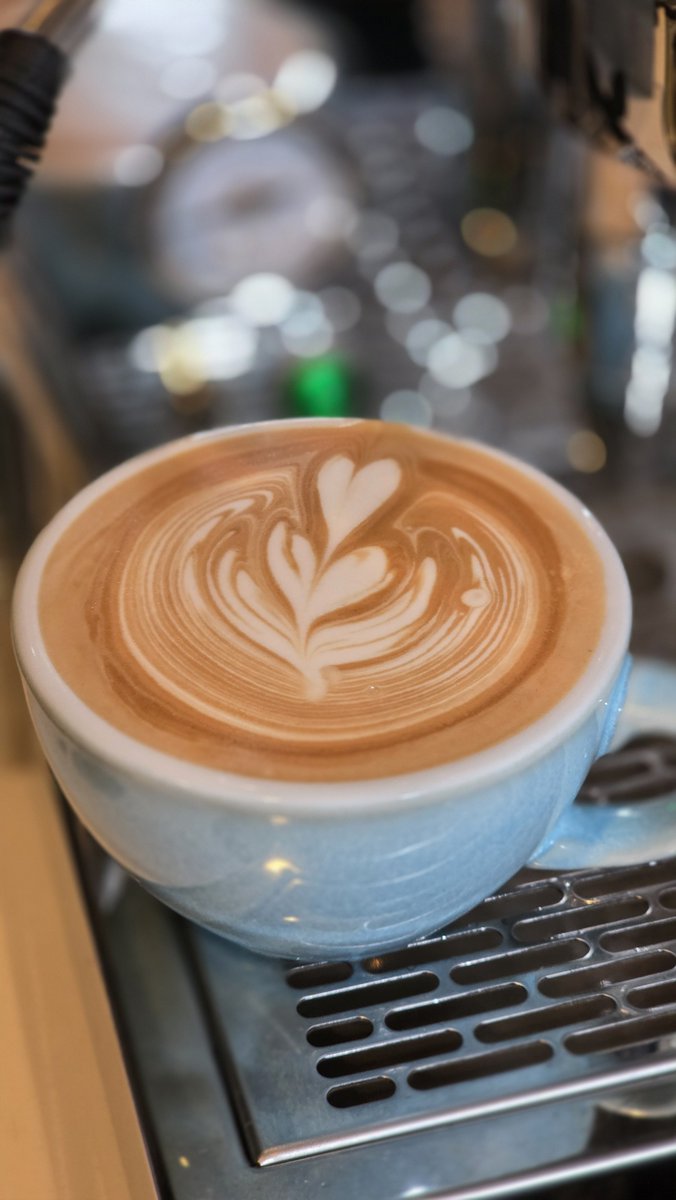 espressobaobab's tweet photo. おはようラテ練習☕ピッチャーをトントンしても気泡が入ってしまう。スチームの後半の撹拌時に空気が入っちゃてる😵
ステキな1日を🌈 https://t.co/EmE3DrQ5uc