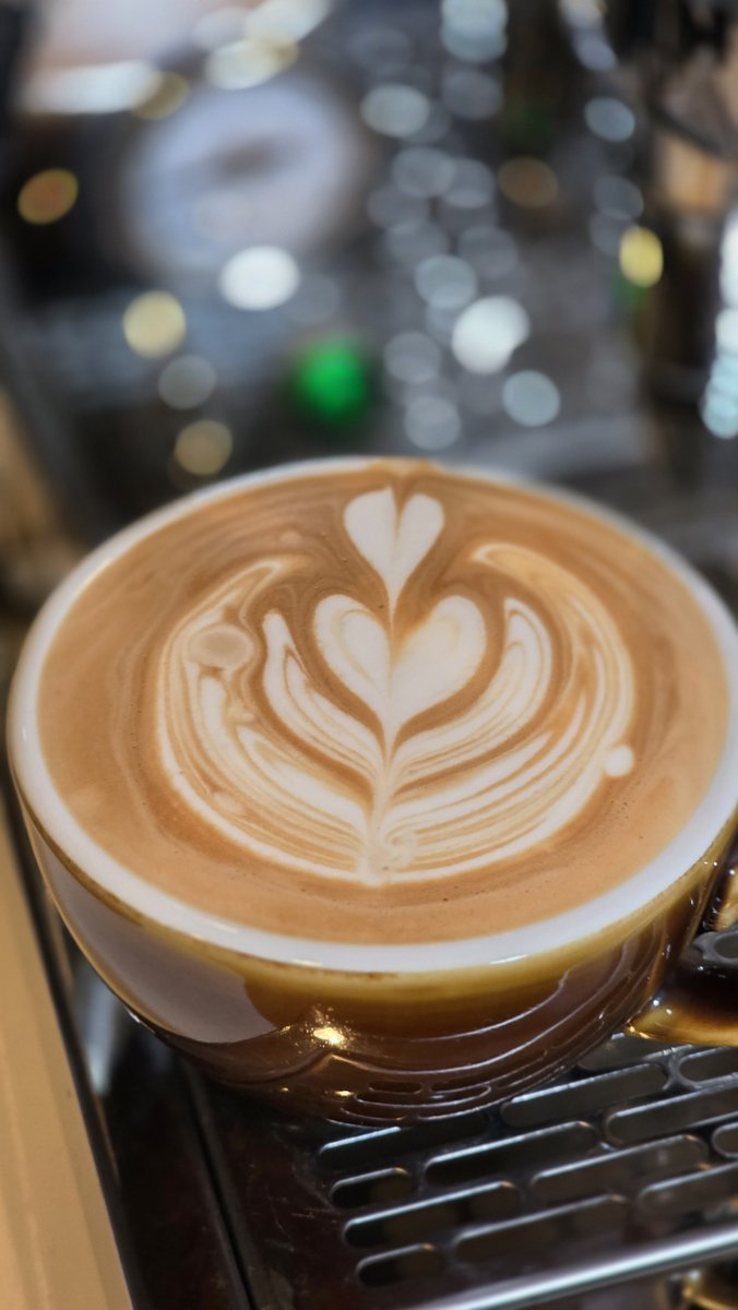 espressobaobab's tweet photo. おはようラテ練習☕ピッチャーをトントンしても気泡が入ってしまう。スチームの後半の撹拌時に空気が入っちゃてる😵
ステキな1日を🌈 https://t.co/EmE3DrQ5uc